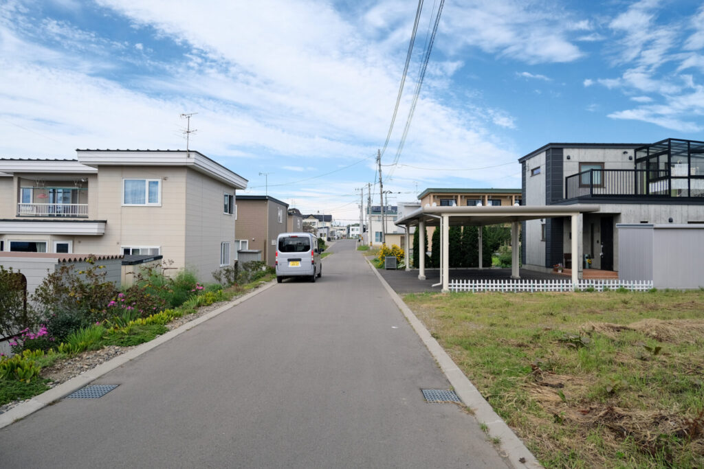 西側道路（北向き）