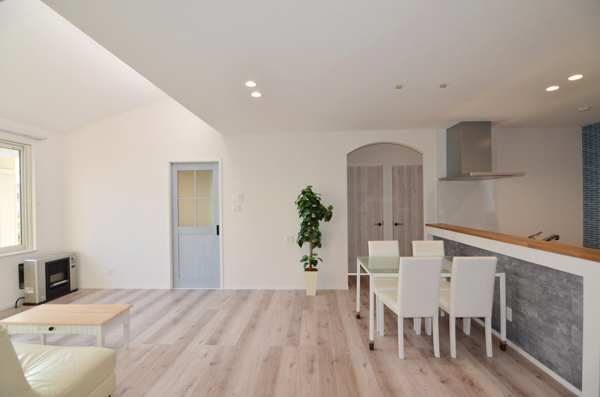 R垂れ壁の柔らかい洋風インテリア