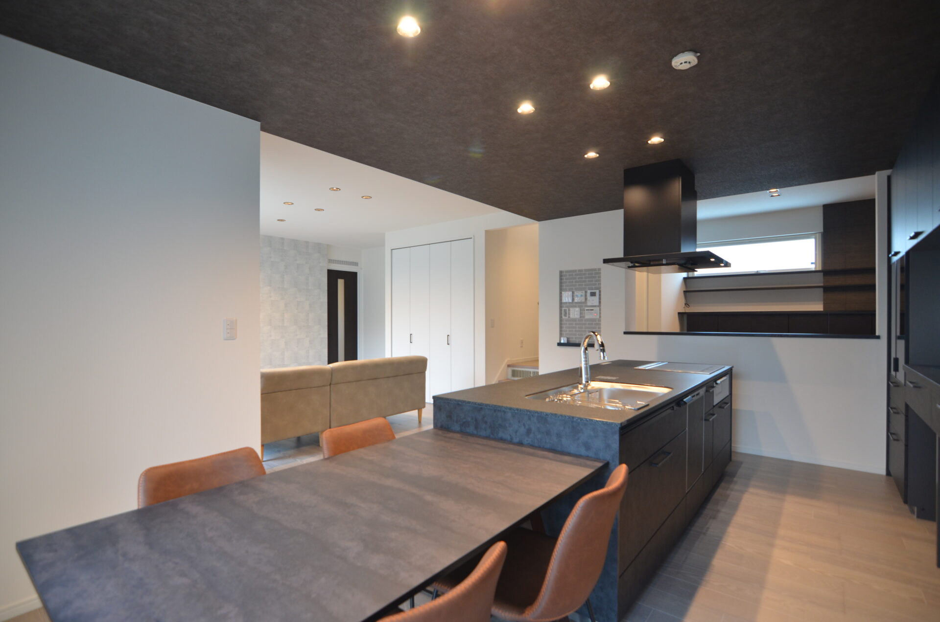 ラグジュアリー × ダイニングキッチン