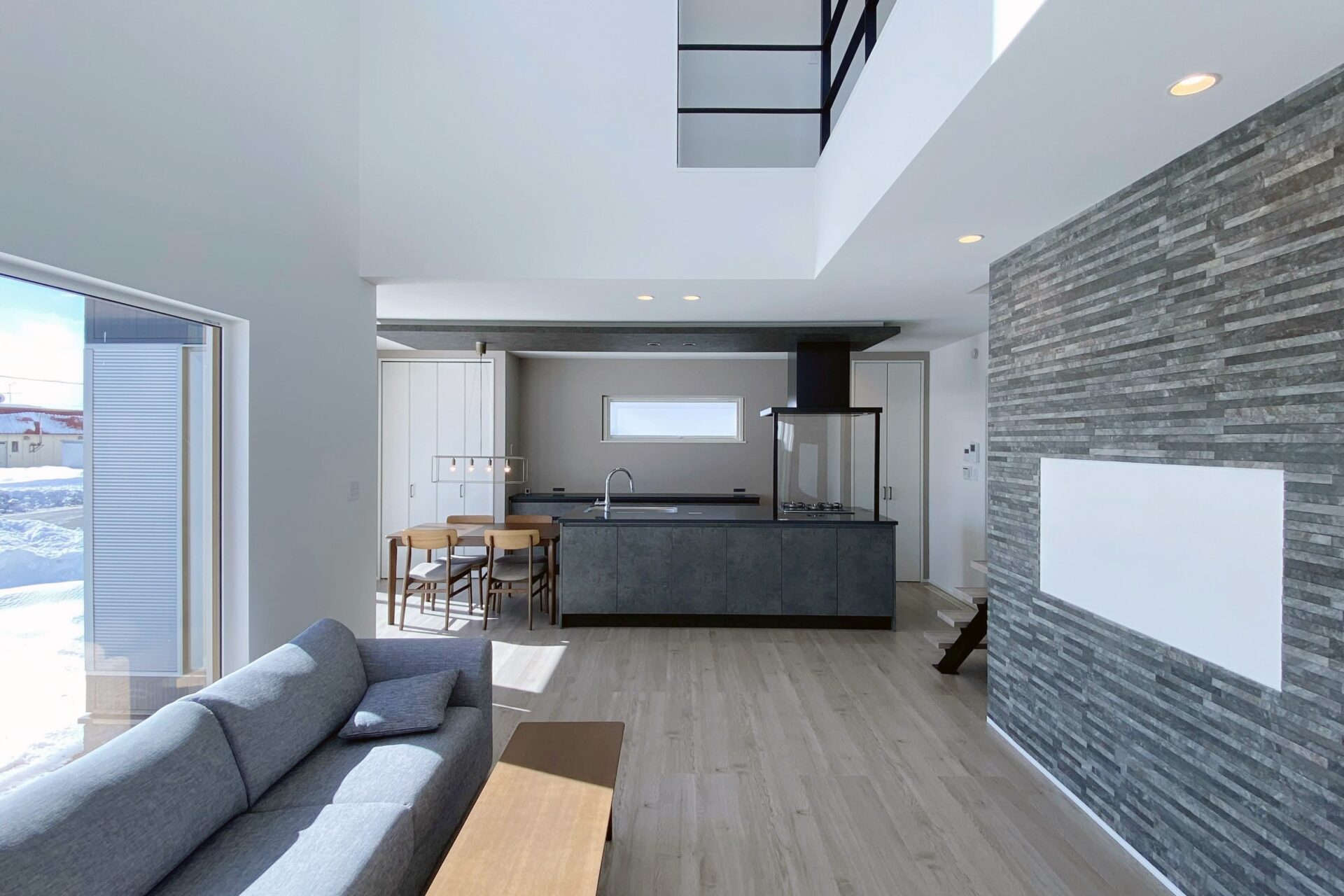 吹き抜けと存在感のあるキッチン