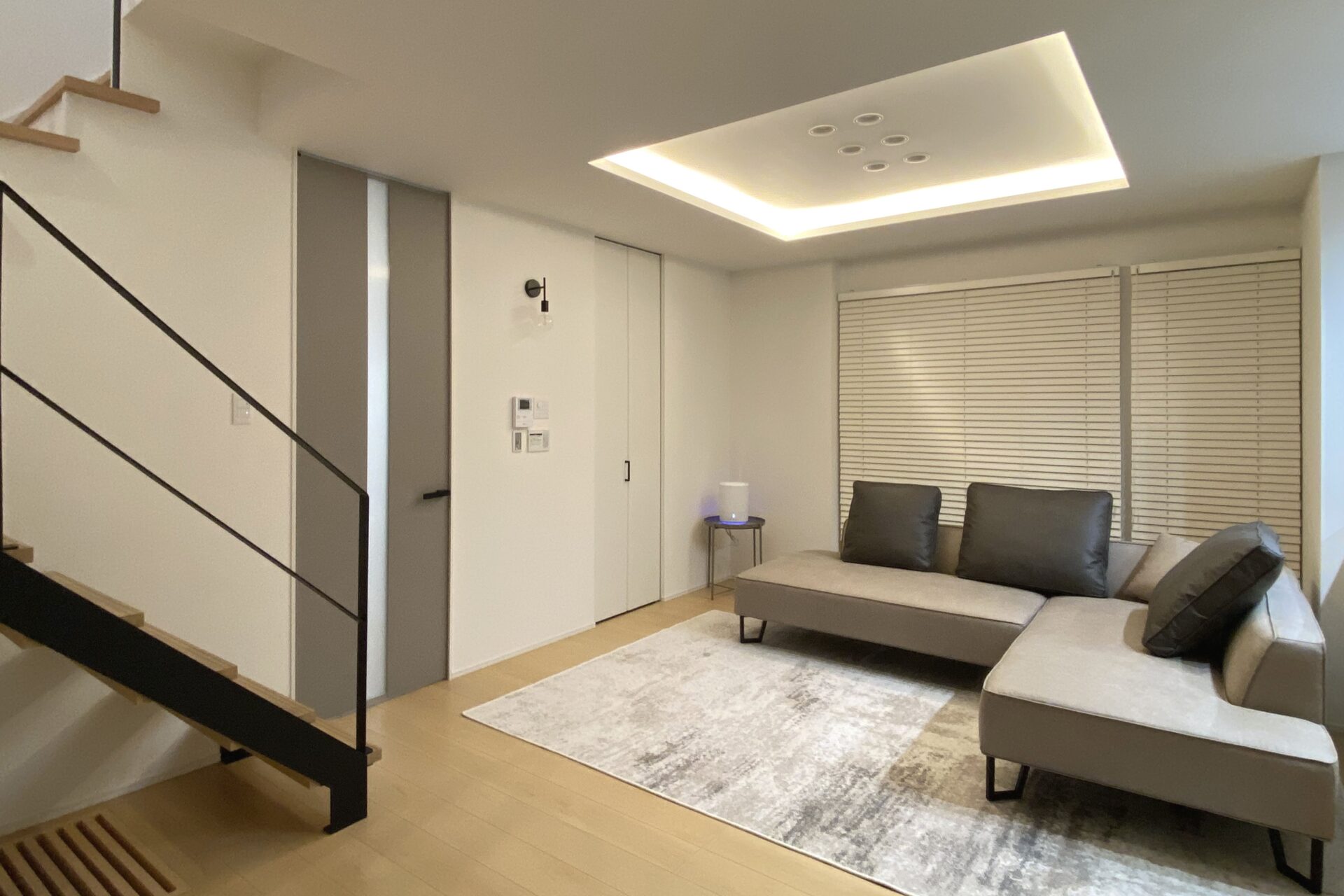 光通す鉄骨階段　空間に溶け込むハイドア