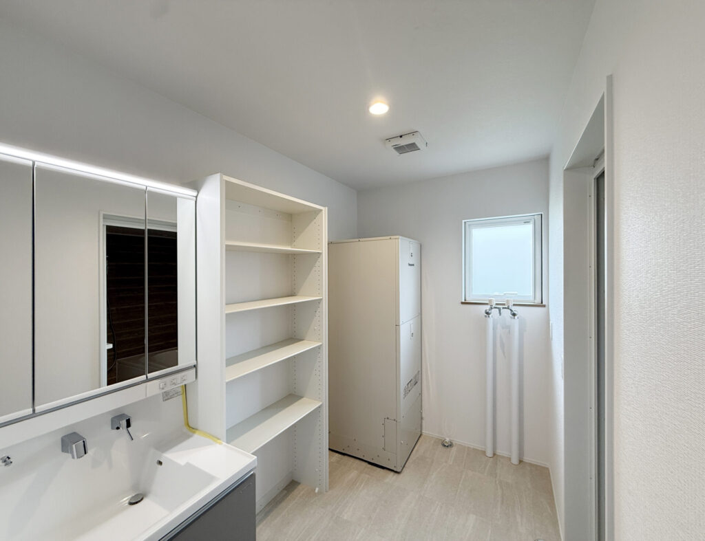 洗面室にも収納棚あります