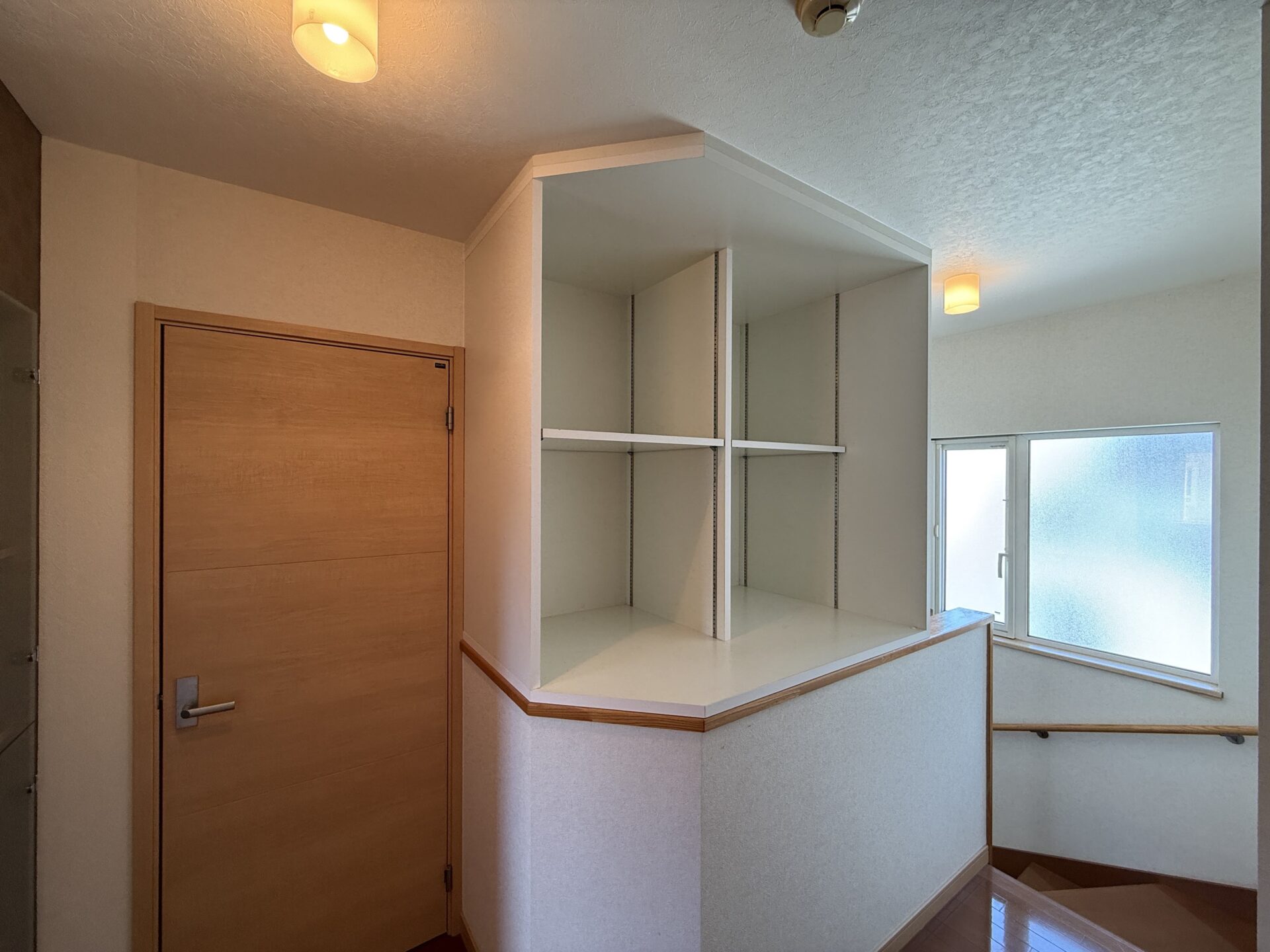 2Fホール　収納棚