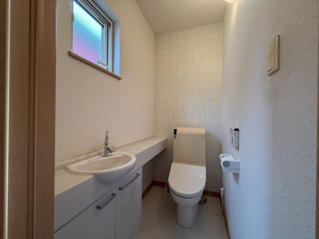トイレは手洗いカウンター付き